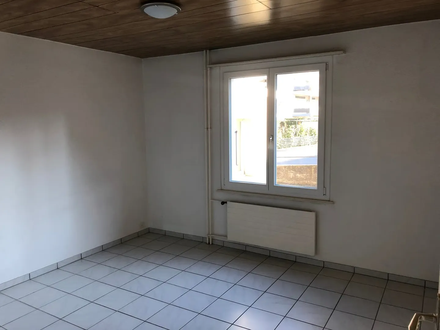 Luminoso appartamento di 2,5 stanze al piano terra con patio e balcone a Zuchwil - Foto 9 di 11