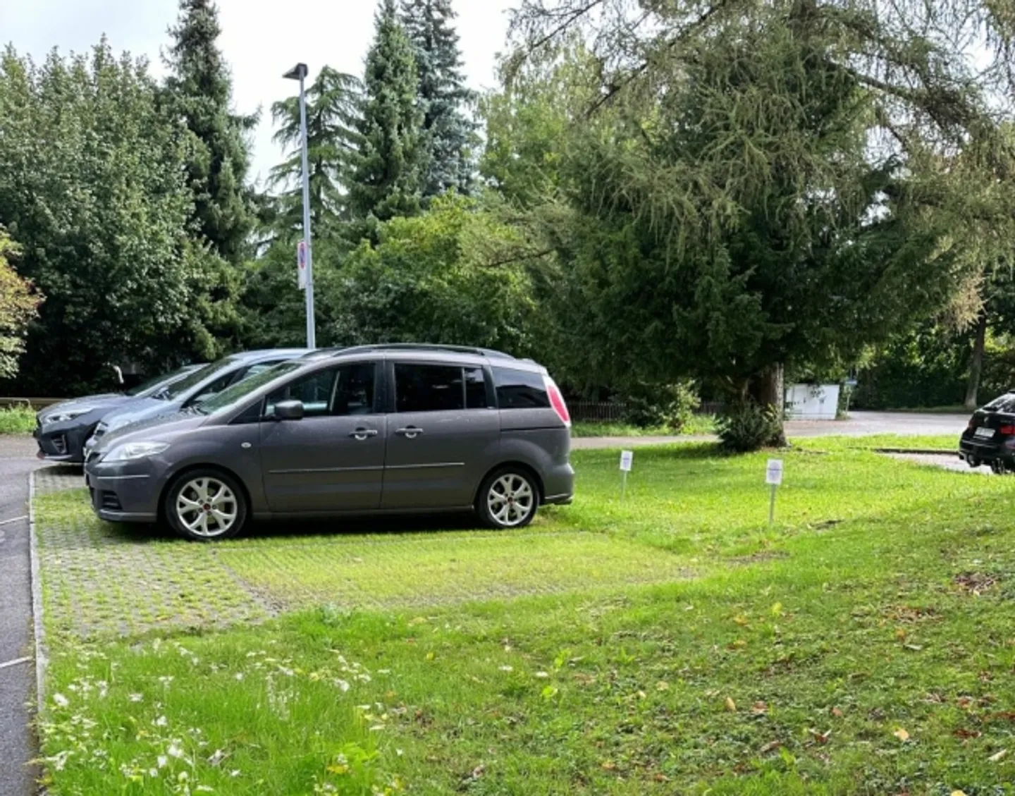 LAST OUTDOOR PARKING SPACE AVAILABLE IMMEDIATELY OR BY ARRANGEMENT IN GRENCHEN FOR RENT - Photo 1 of 8