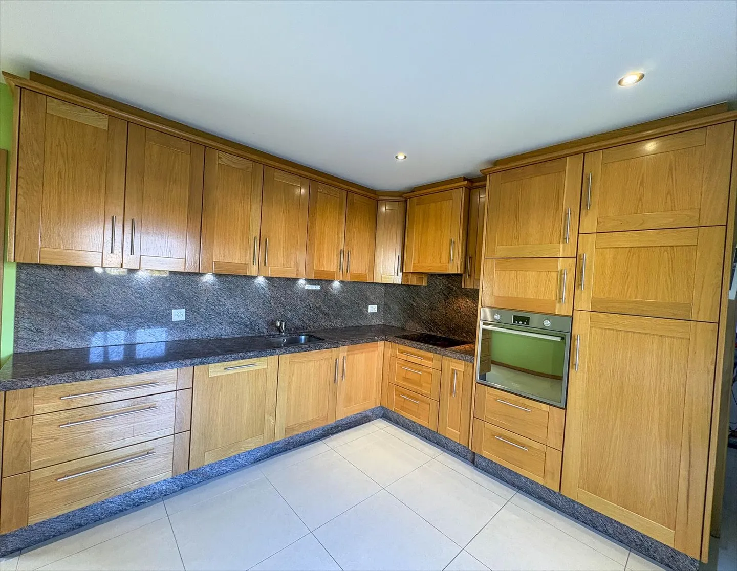 Villa spacieuse avec 4 appartements, idéale pour une famille ou un investisseur - Photo 9 sur 13