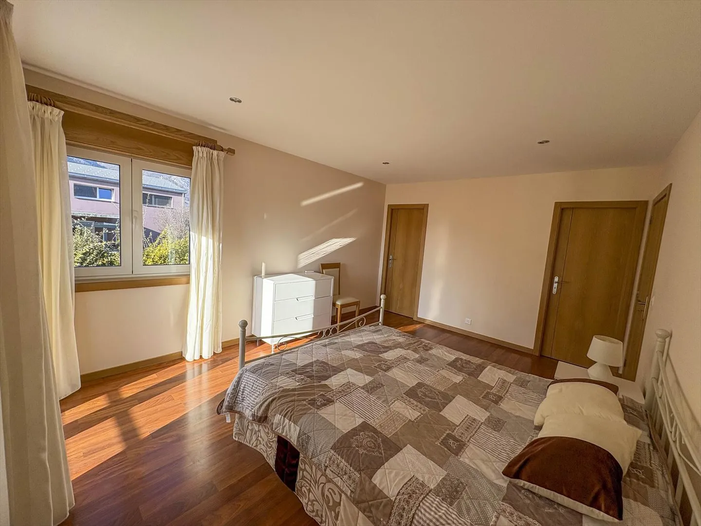 Villa spacieuse avec 4 appartements, idéale pour une famille ou un investisseur - Photo 11 sur 13