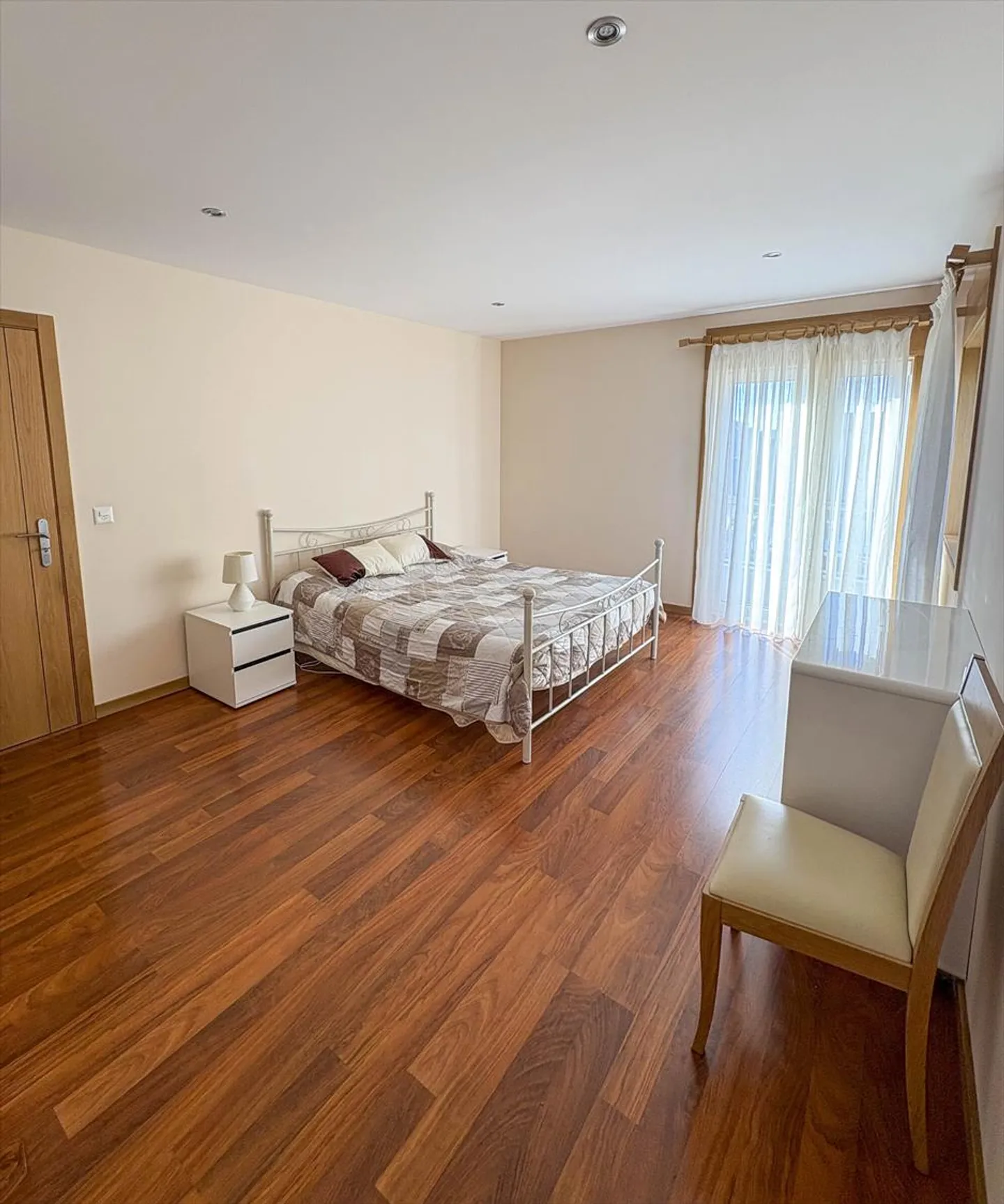 Villa spacieuse avec 4 appartements, idéale pour une famille ou un investisseur - Photo 12 sur 13