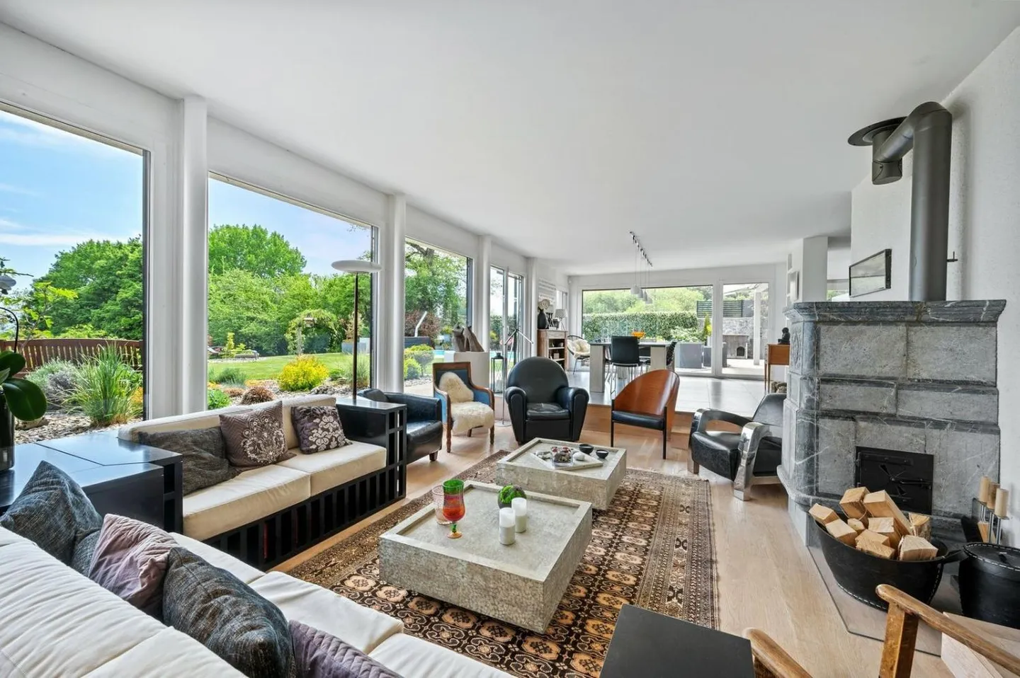 Casa di campagna contemporanea con vista sul lago e sulle Alpi - Foto 2 di 13