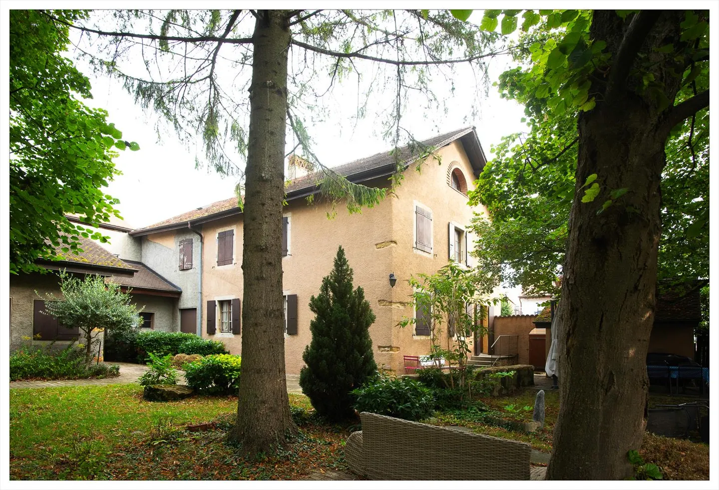 10-Zimmer-Haus - Foto 1 von 11