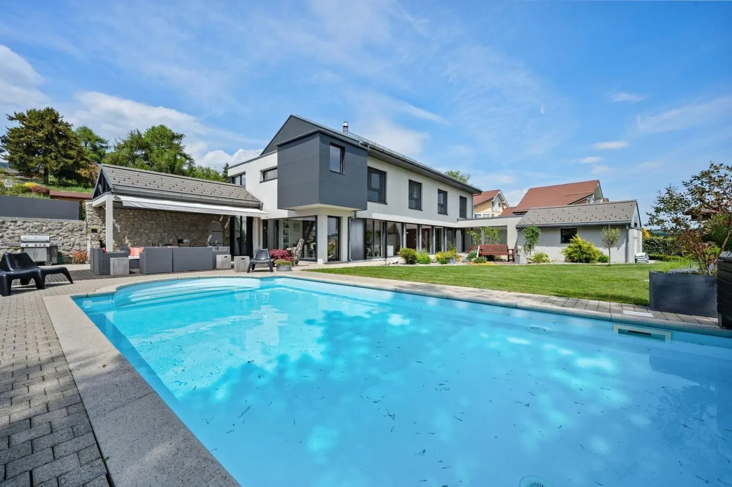 Casa di campagna contemporanea con vista sul lago e sulle Alpi - Foto 1 di 13