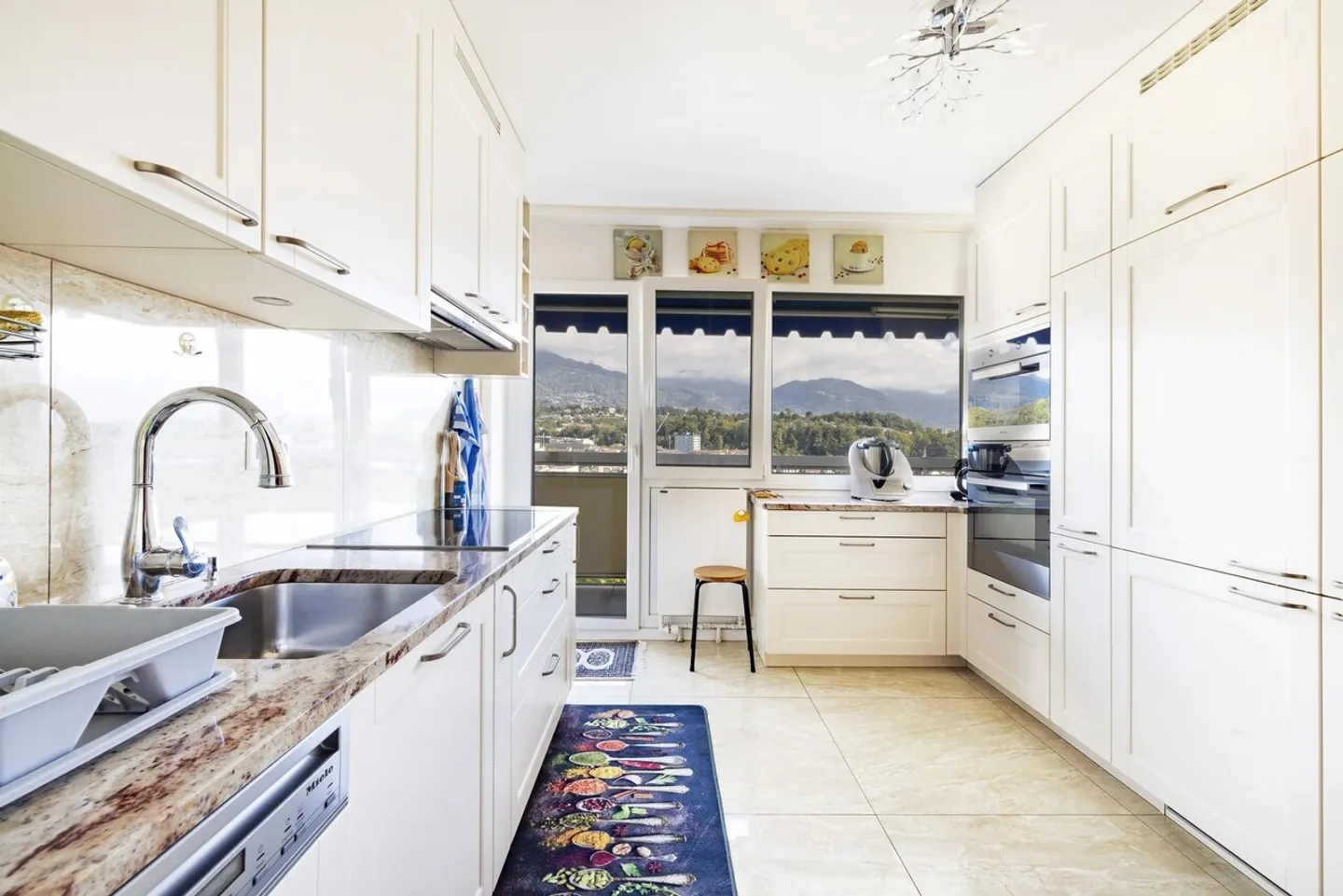 Superb 5.5 room penthouse with a view! - Photo 4 of 13