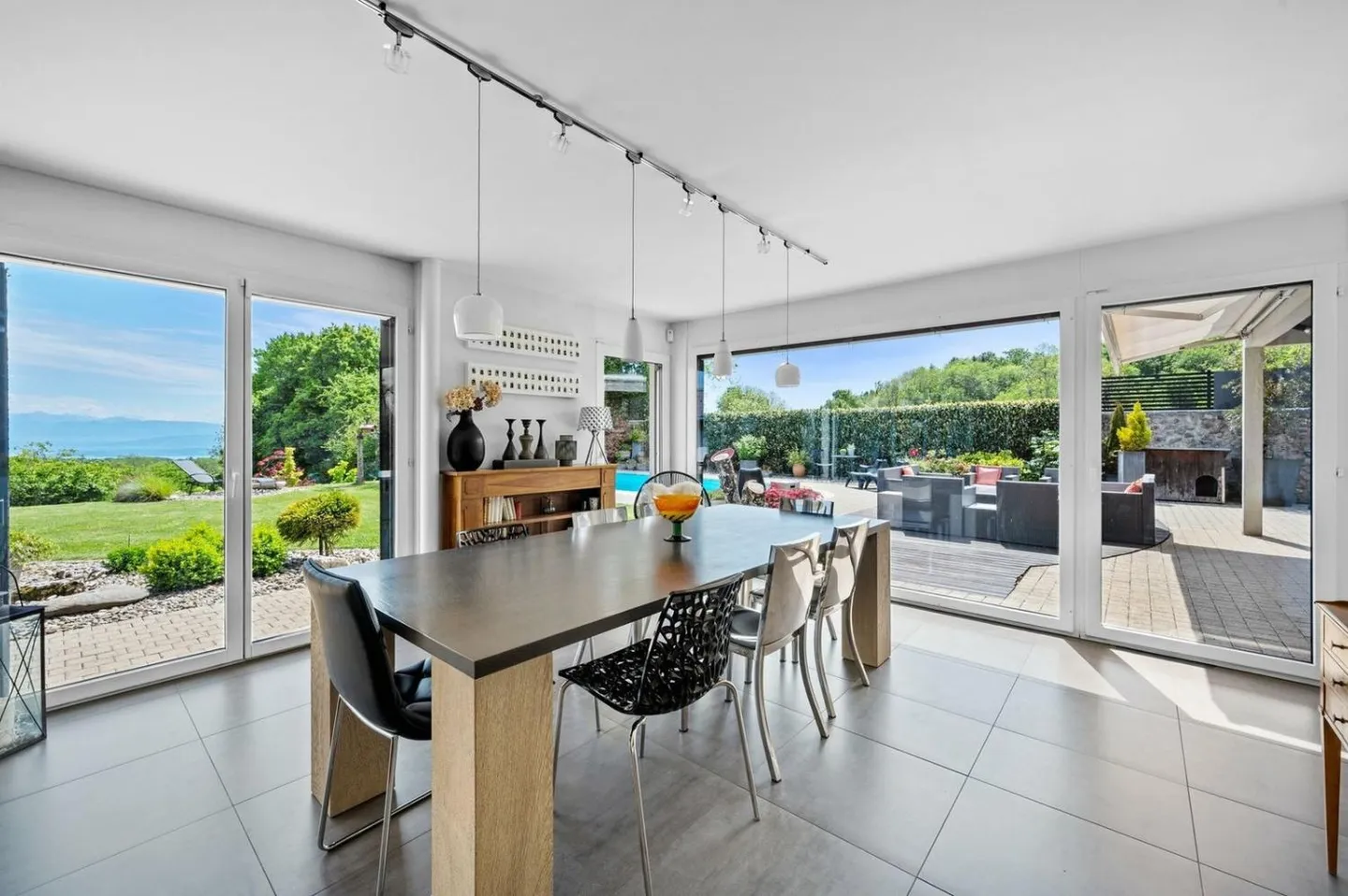 Casa di campagna contemporanea con vista sul lago e sulle Alpi - Foto 4 di 13