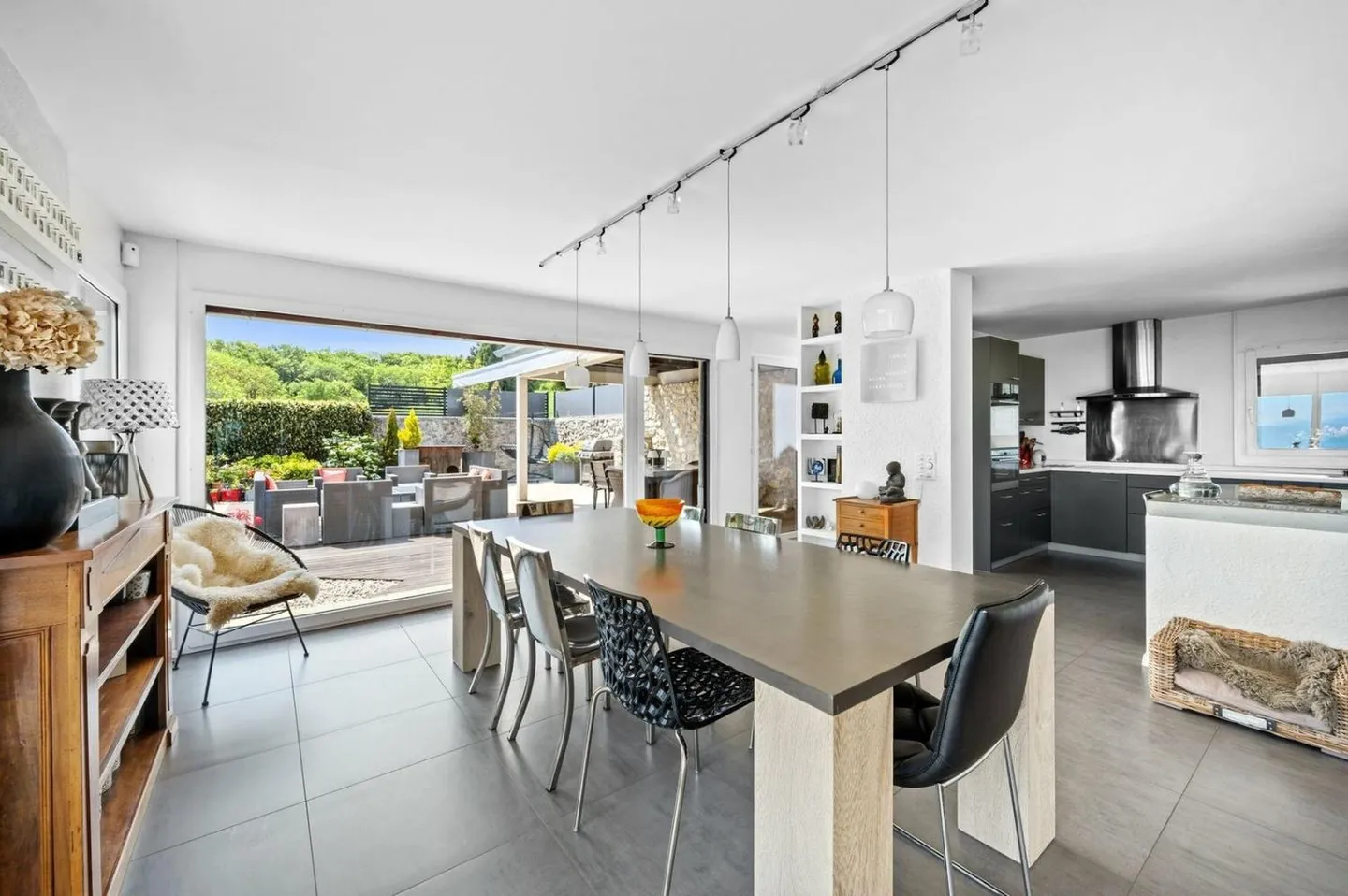 Casa di campagna contemporanea con vista sul lago e sulle Alpi - Foto 8 di 13