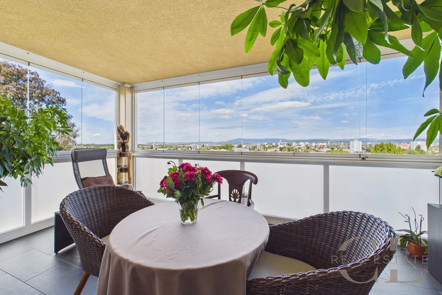 Appartement de 5,5 pièces dans un emplacement dégagé avec deux places de stationnement - Photo 2 sur 23