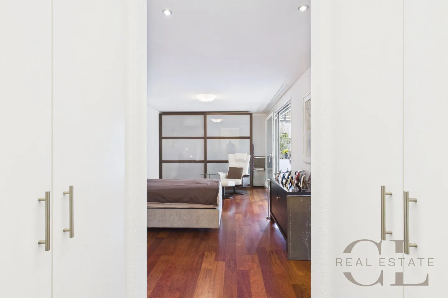 Appartement de 5,5 pièces dans un emplacement dégagé avec deux places de stationnement - Photo 19 sur 23