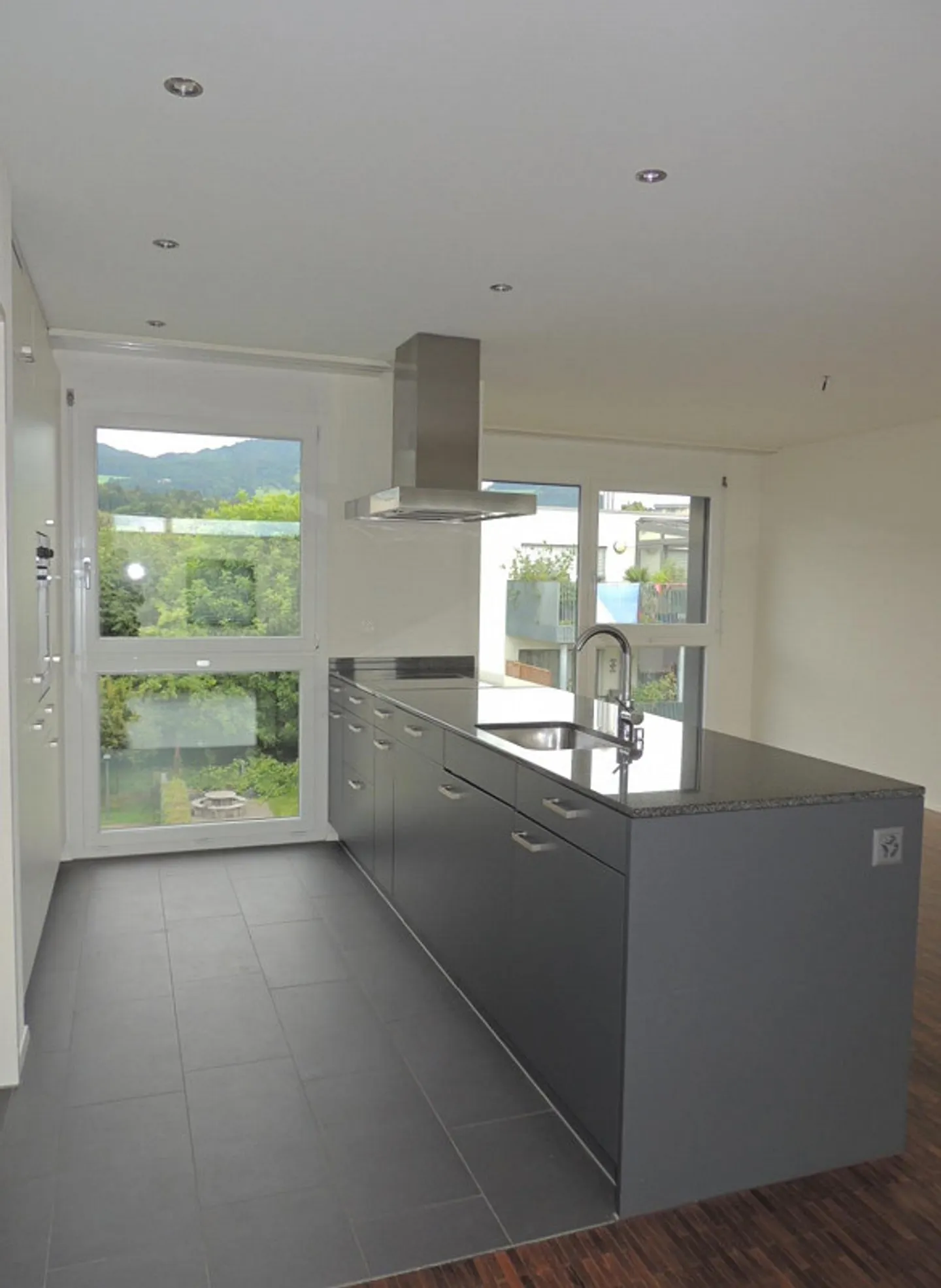 Appartement de 2.5 pièces avec terrasse - Photo 3 sur 5