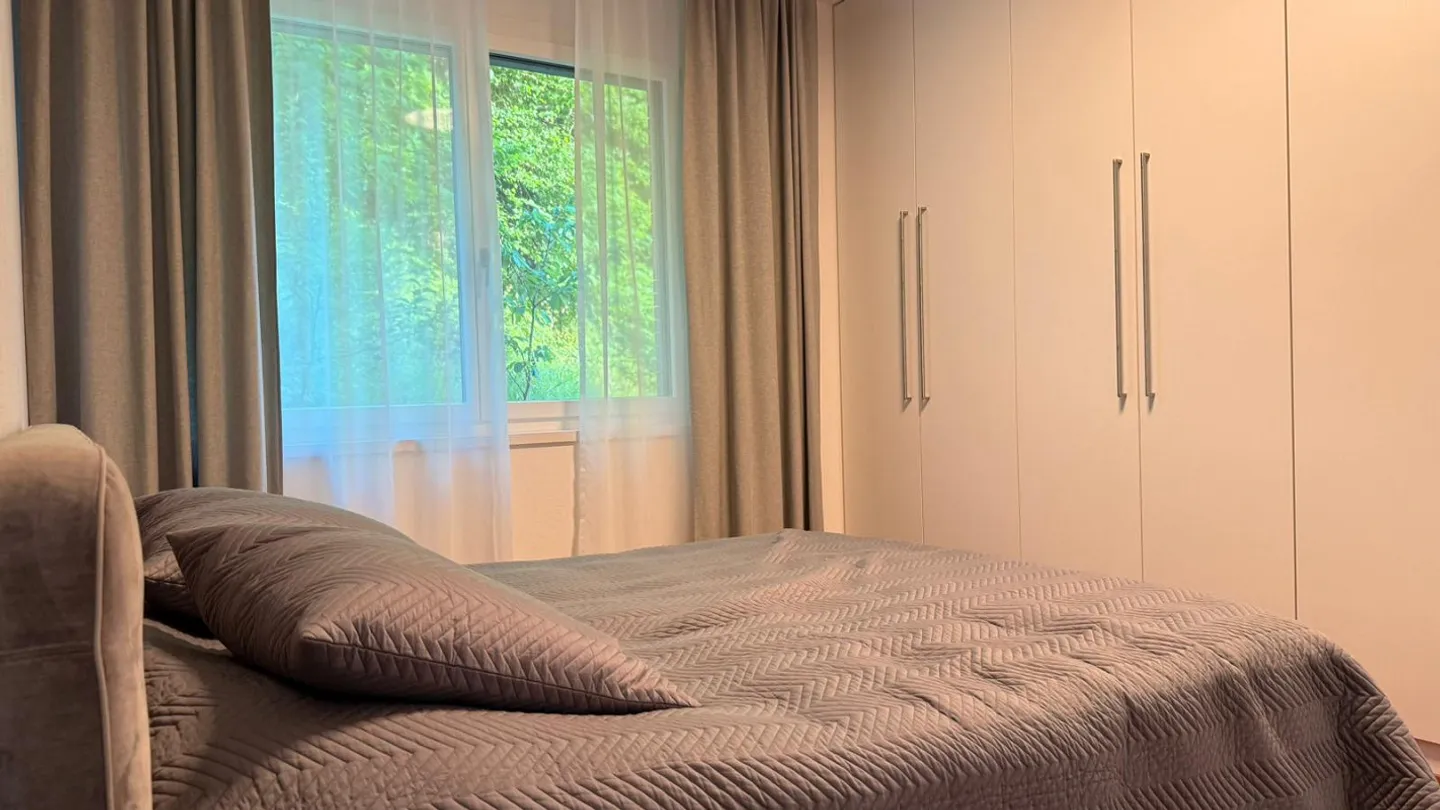Appartement meublé de 3,5 pièces avec terrasse et vue sur le Rigi et le lac de Zoug - Photo 5 sur 8