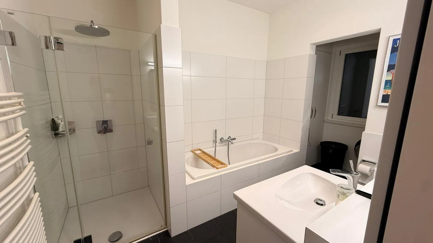 Appartement meublé de 3,5 pièces avec terrasse et vue sur le Rigi et le lac de Zoug - Photo 7 sur 8