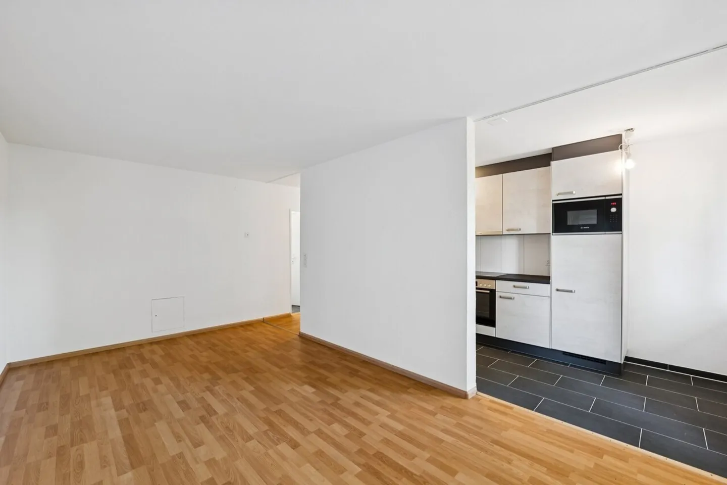 Renovated 2.5 Room Apartment - Photo 2 of 7