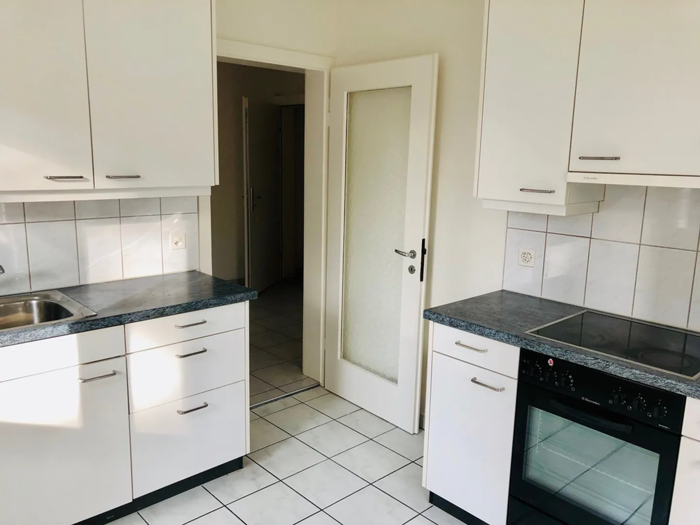 Appartement lumineux de 3 pièces avec balcon dans un emplacement central à Bâle - Photo 1 sur 5