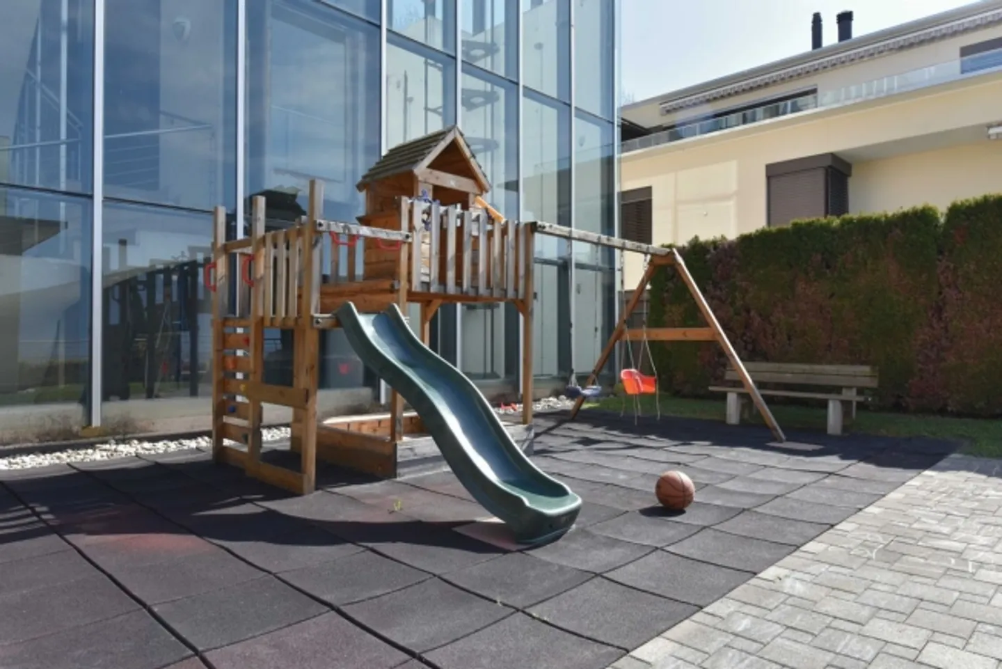 Ground floor apartment with large panoramic terrace in Montreux - Photo 9 of 9