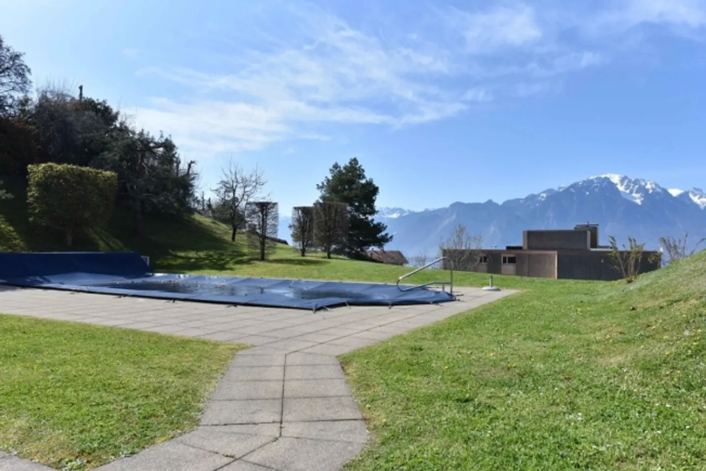 Ground floor apartment with large panoramic terrace in Montreux - Photo 8 of 9