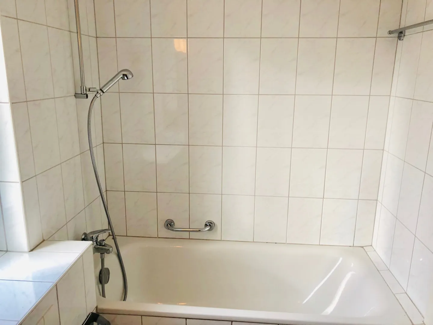 Appartement lumineux de 3 pièces avec balcon dans un emplacement central à Bâle - Photo 4 sur 5