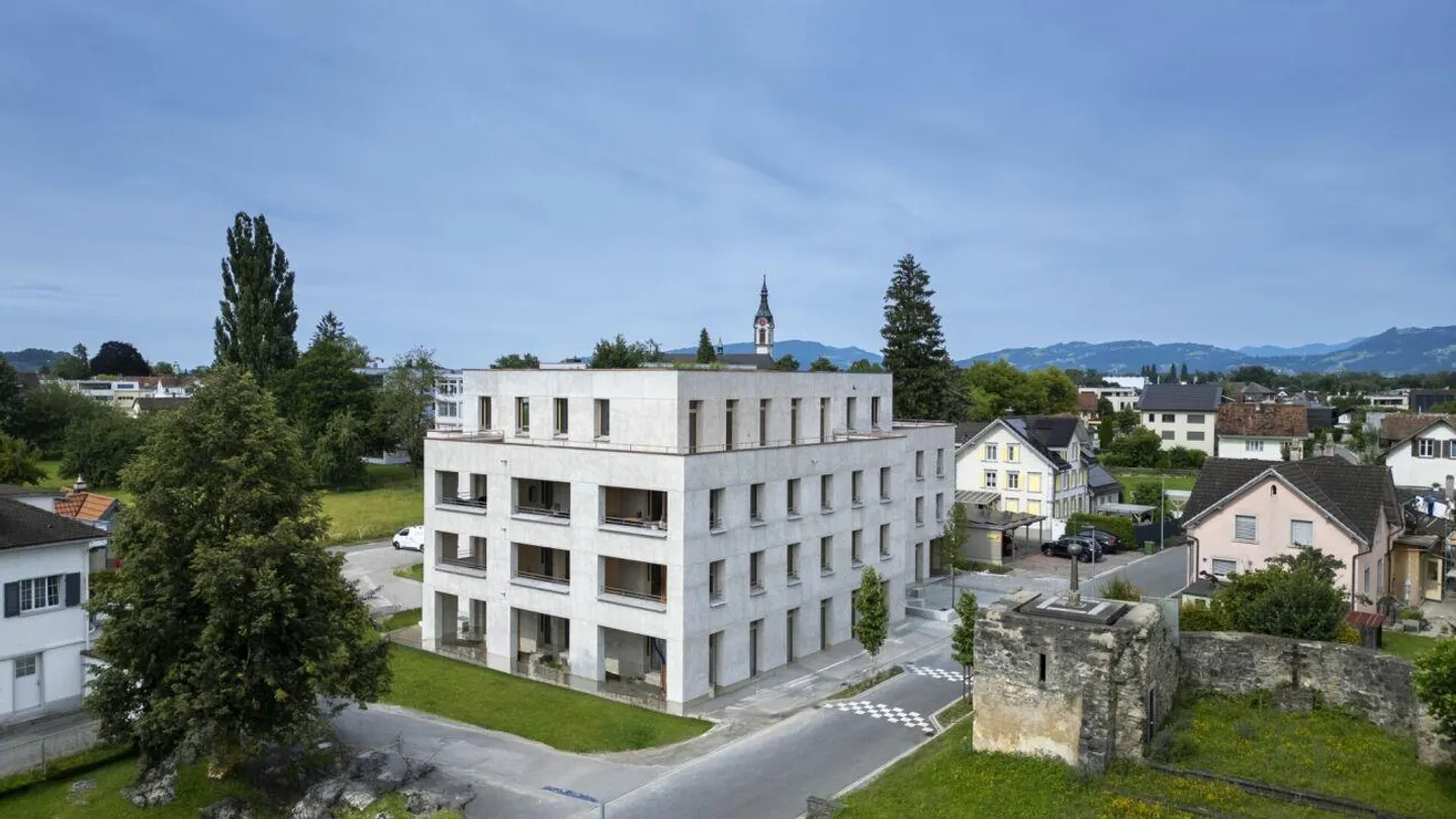 Appartement moderne de 3,5 pièces dans un emplacement central - Photo 2 sur 8