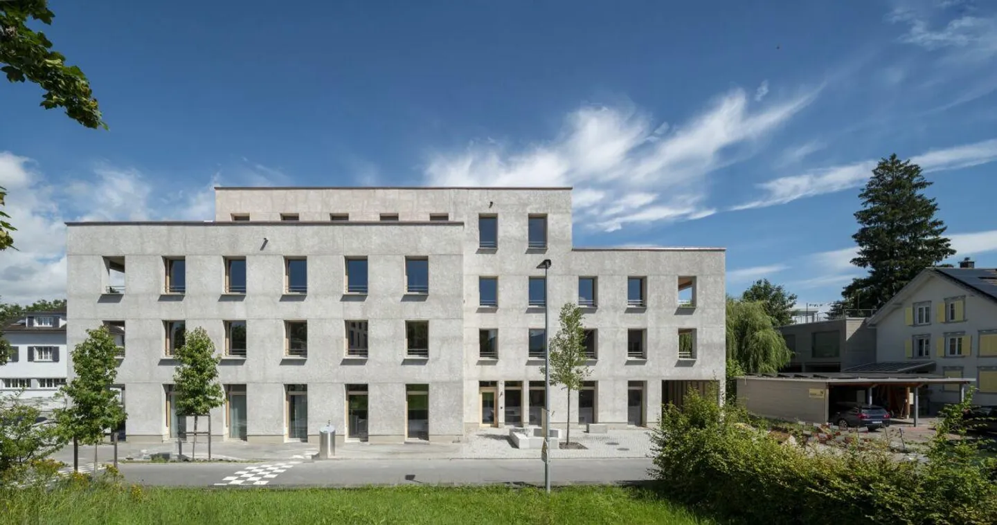 Appartement moderne de 3,5 pièces dans un emplacement central - Photo 3 sur 8