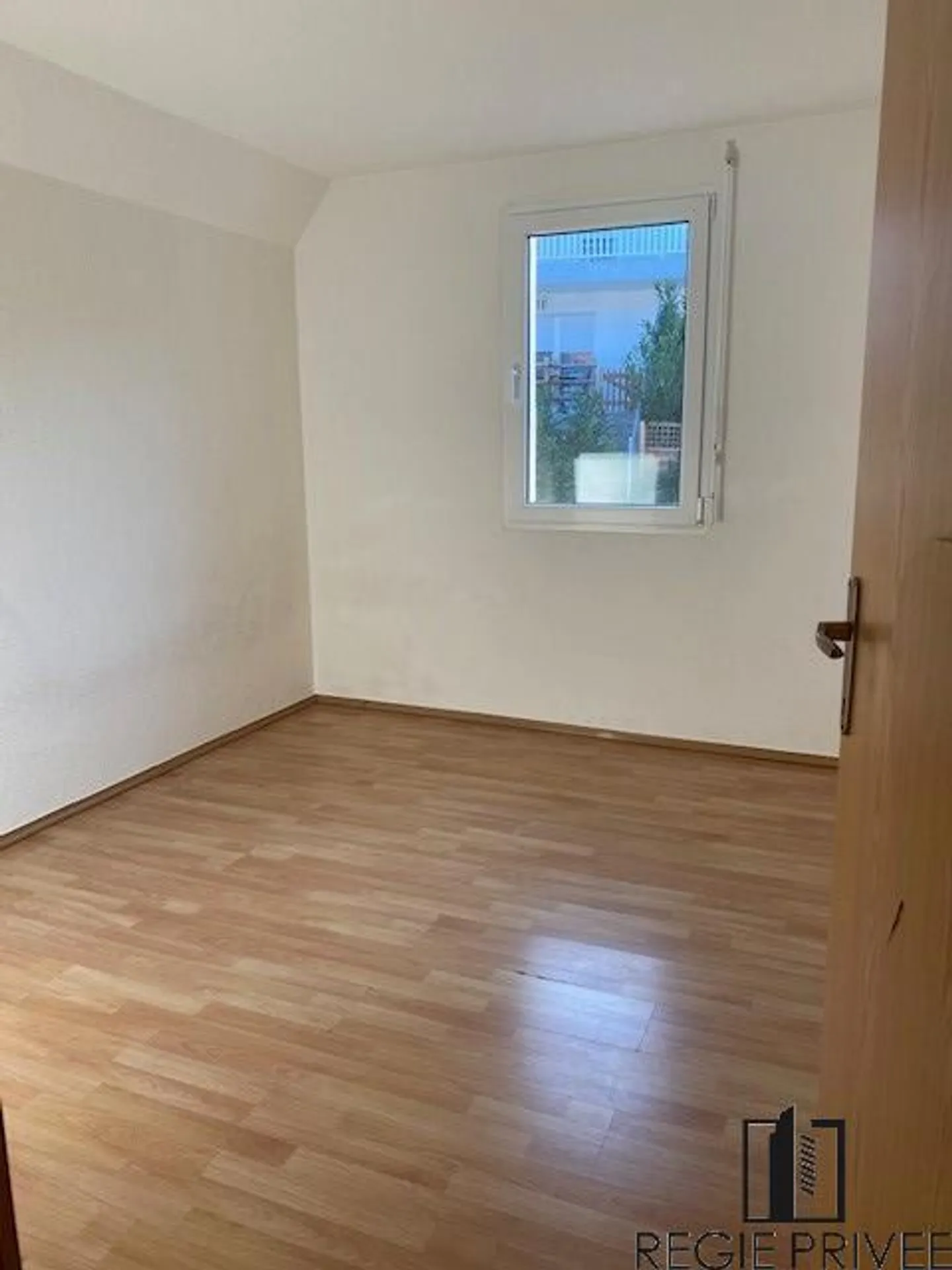 Wohnung mit 5.5 Zimmern im 1. Stock - Foto 3 di 6