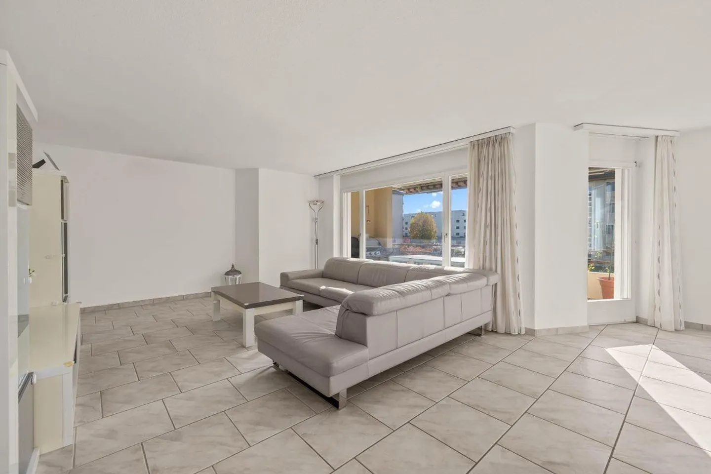 Appartement lumineux de 5,5 pièces avec grand balcon à Böttstein à vendre - Photo 3 sur 7