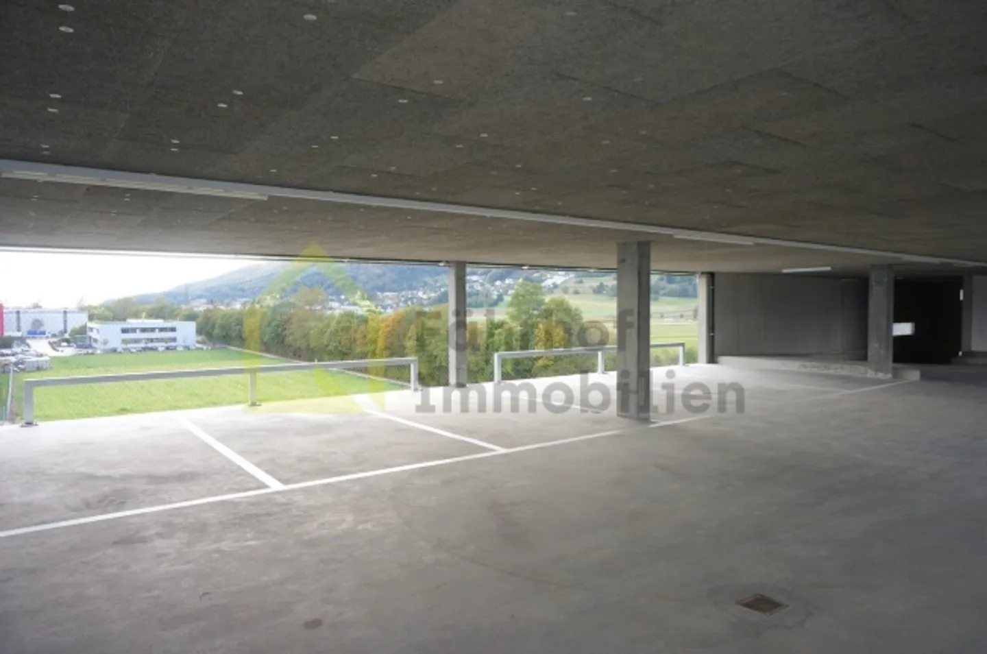 «PKW - Parkplätze in Parkhaus (Ladestationen E-Mobility vorhanden)» - Foto 3 von 4