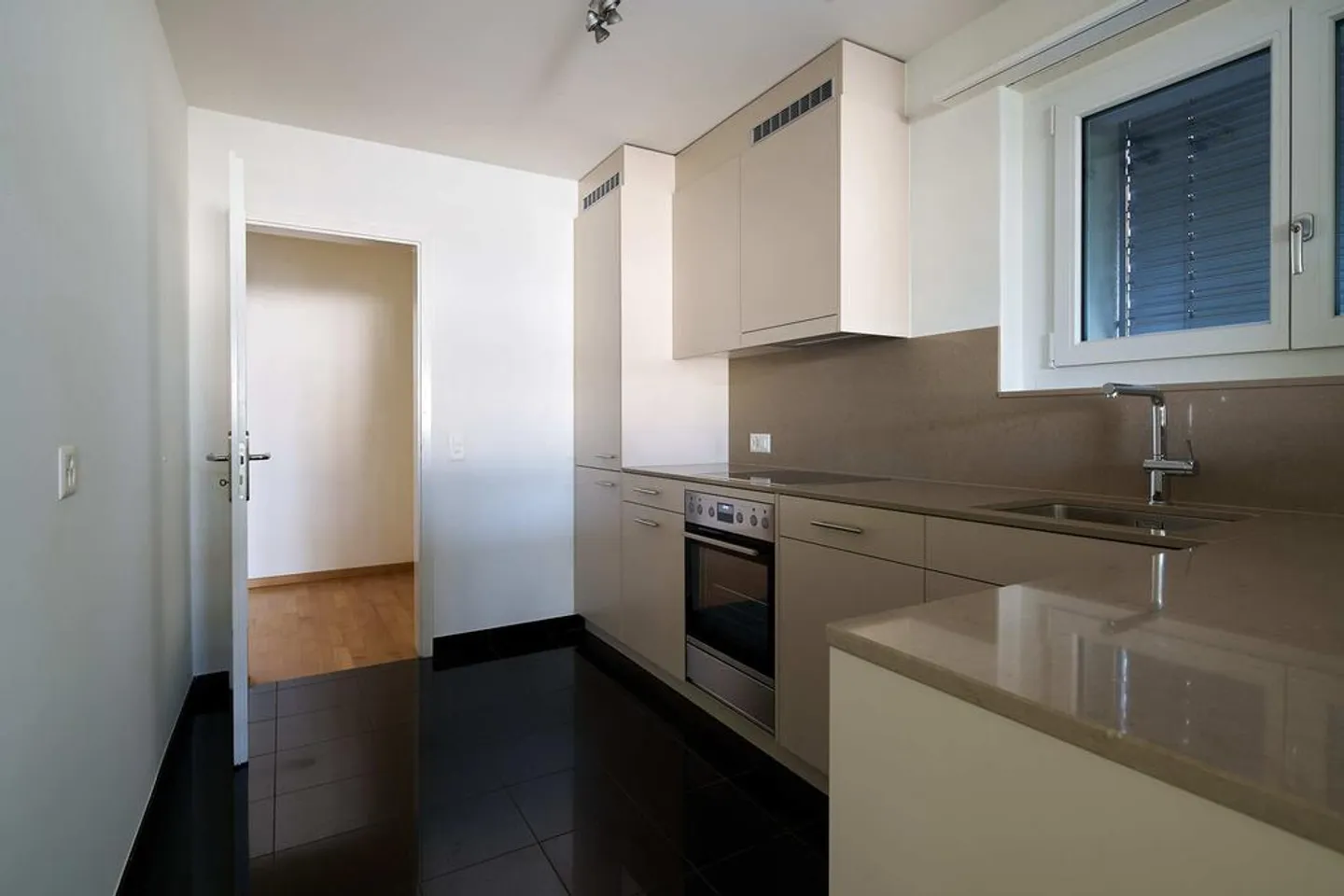 Helle 4.5-Zimmerwohnung in Wollishofen - Foto 2 von 11