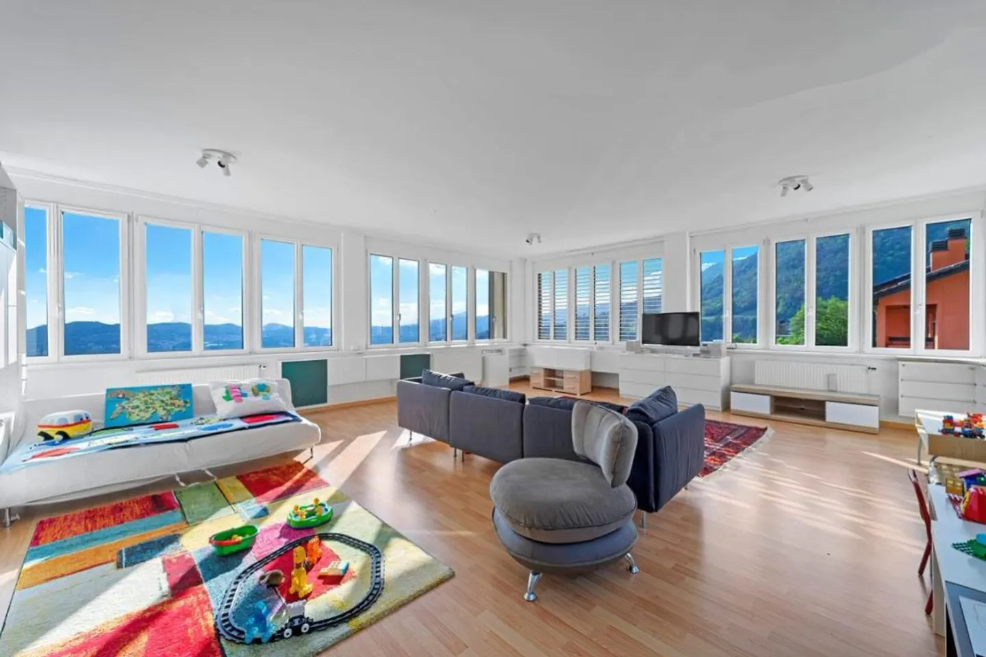 Grande casa con vista aperta a Morbio Superiore - Foto 1 di 9
