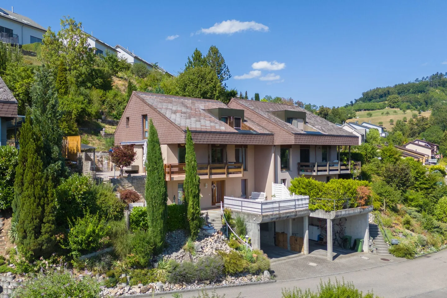 Casa familiare bifamiliare di 5,5 stanze molto ben tenuta con un giardino da sogno, vista panoramica e spazio per tutta la famiglia! - Foto 1 di 11