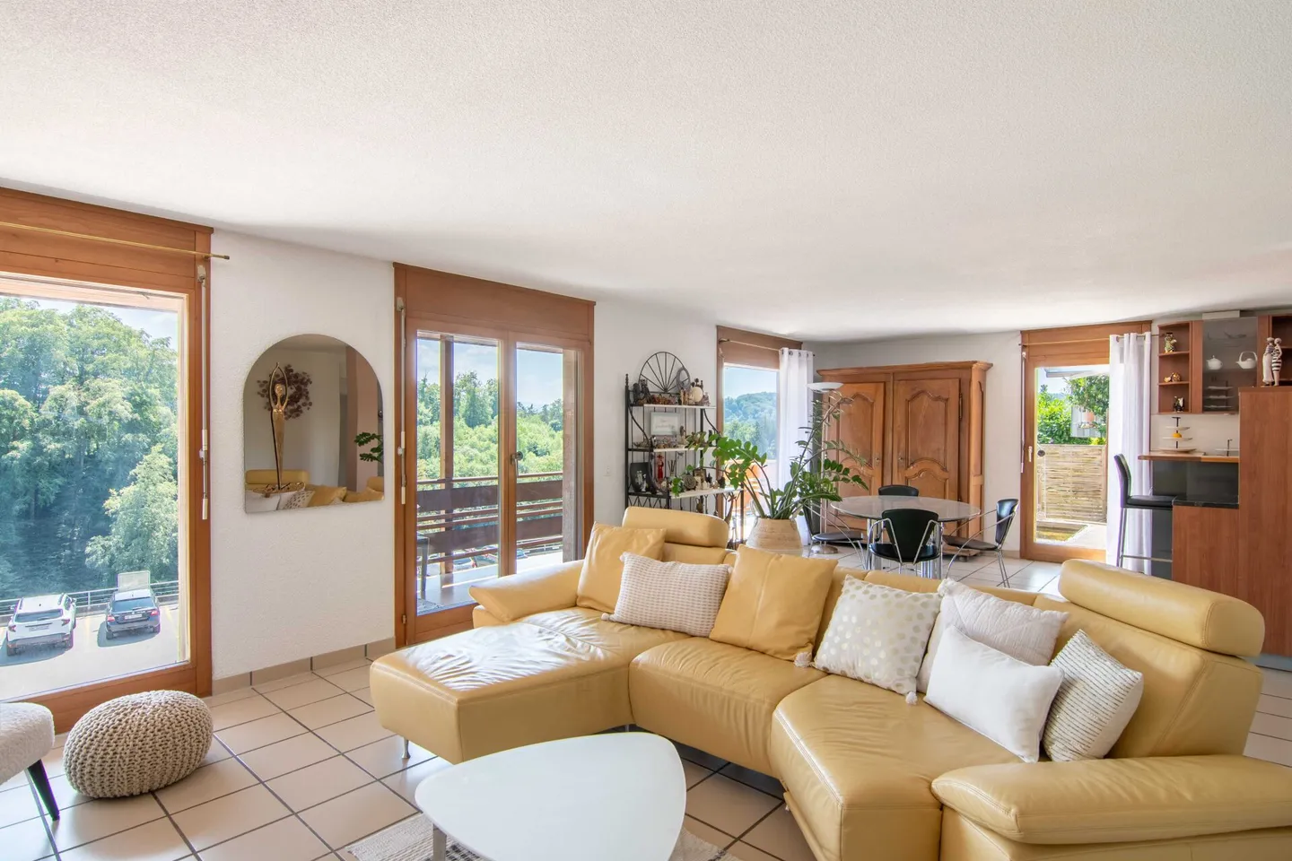 Casa familiare bifamiliare di 5,5 stanze molto ben tenuta con un giardino da sogno, vista panoramica e spazio per tutta la famiglia! - Foto 2 di 11