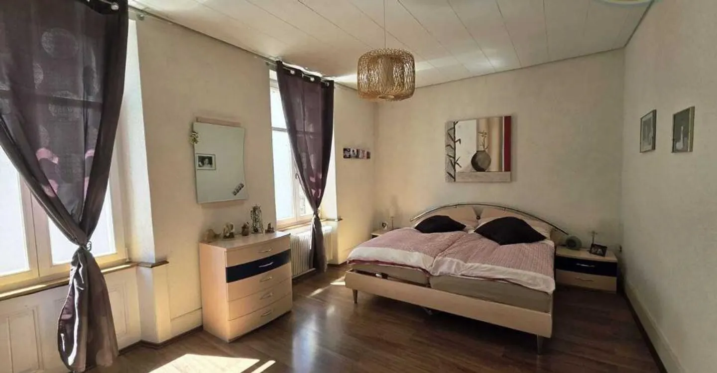 Building with a large apartment, laboratory, and housing - Photo 6 of 11