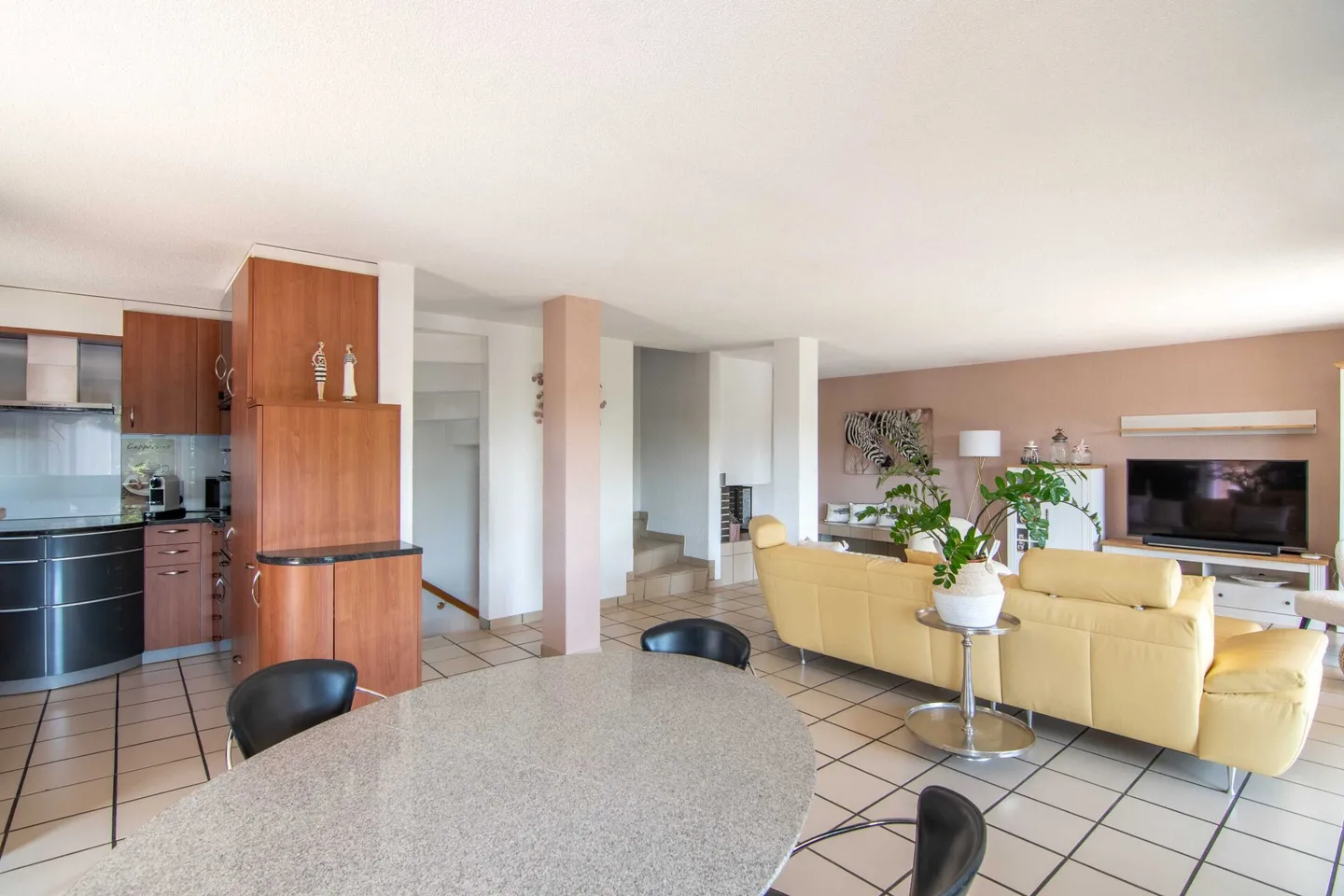 Casa familiare bifamiliare di 5,5 stanze molto ben tenuta con un giardino da sogno, vista panoramica e spazio per tutta la famiglia! - Foto 3 di 11