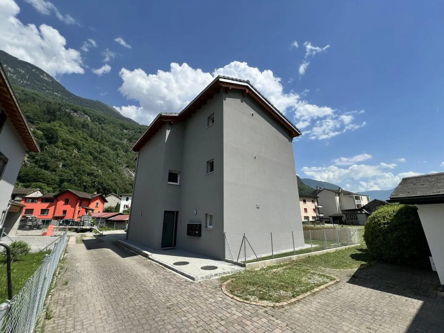 Casa plurifamiliare con 5 appartamenti di 2,5 stanze - Foto 8 di 12