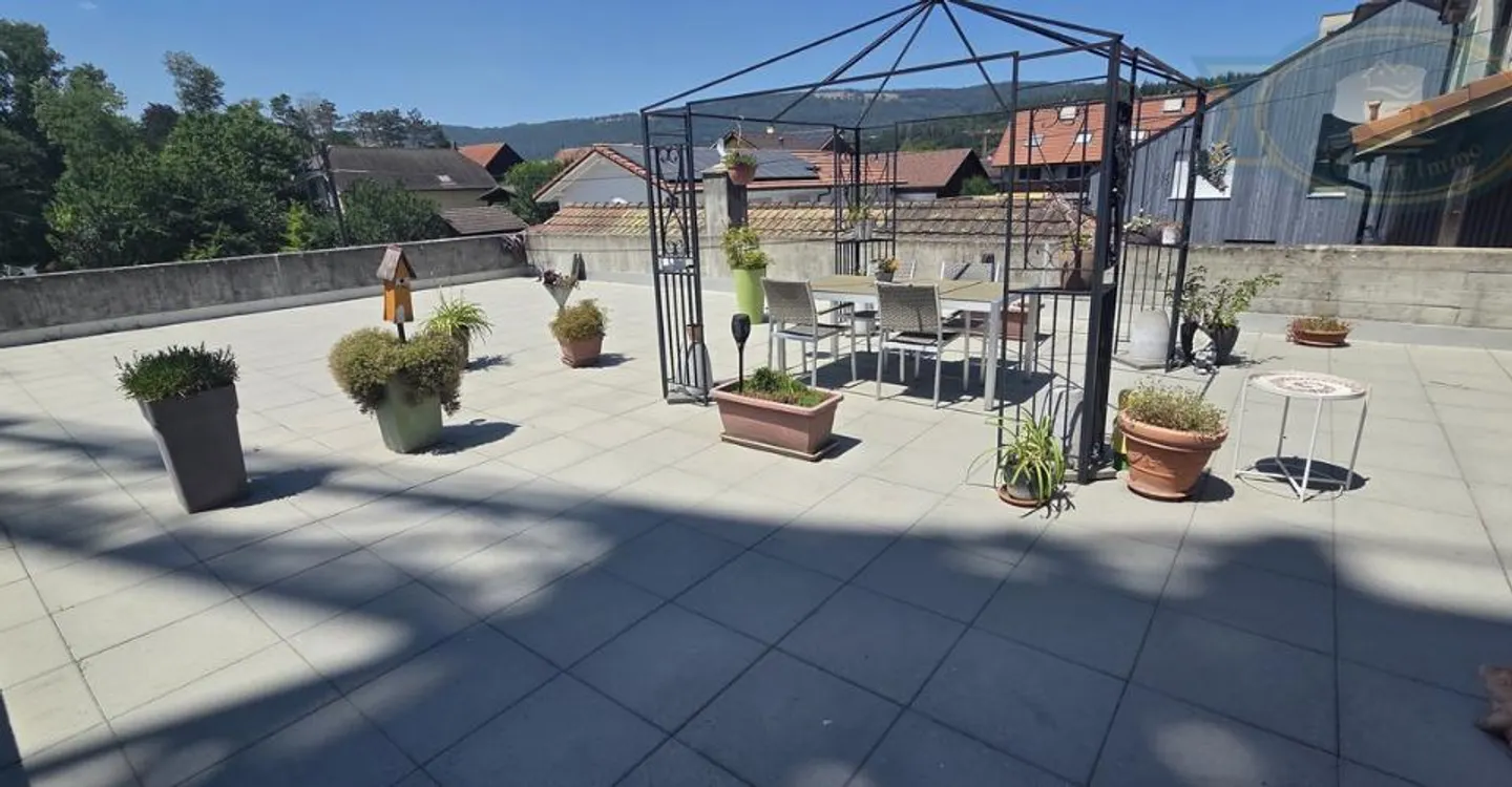 Building with a large apartment, laboratory, and housing - Photo 3 of 11
