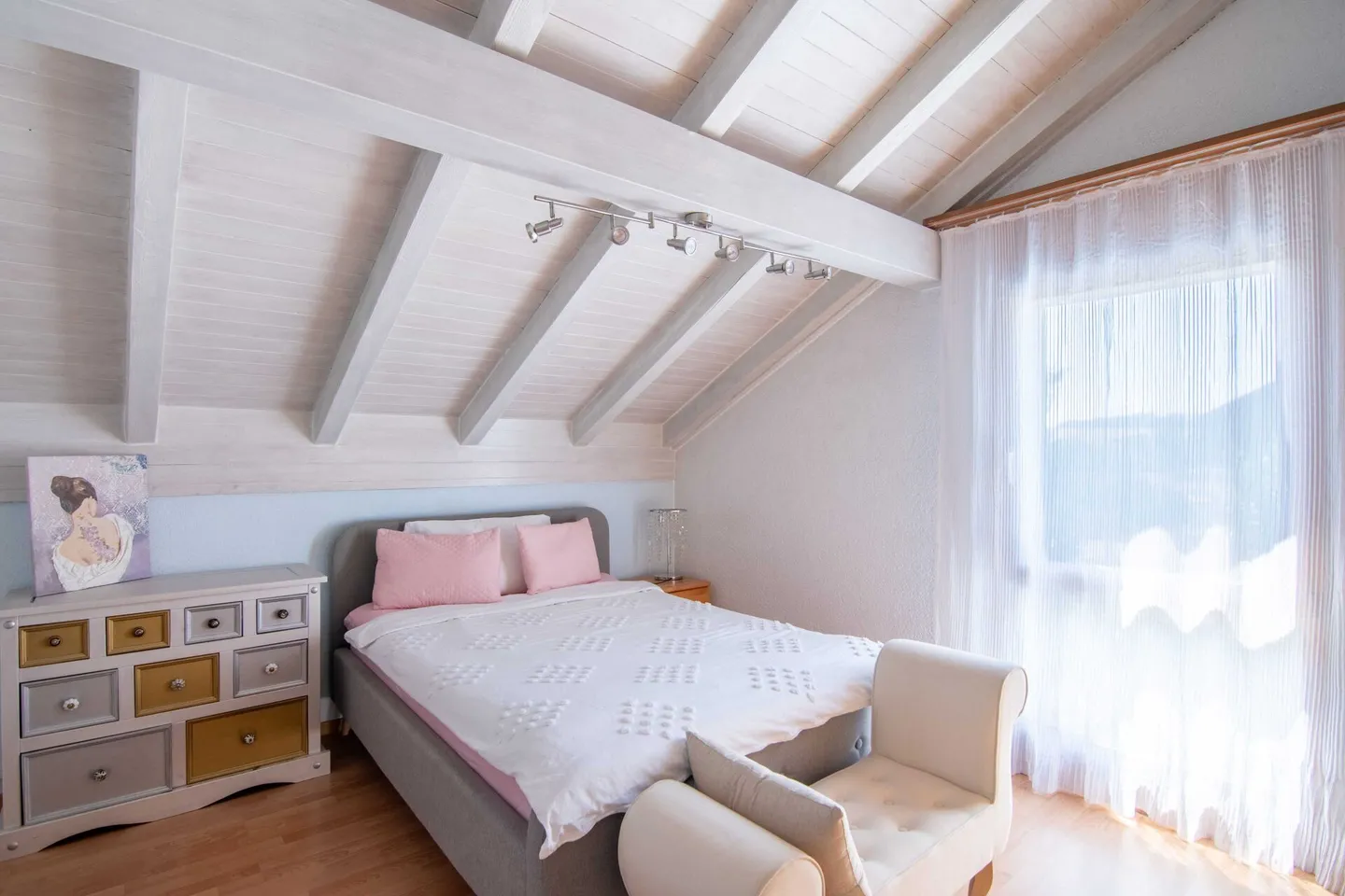 Casa familiare bifamiliare di 5,5 stanze molto ben tenuta con un giardino da sogno, vista panoramica e spazio per tutta la famiglia! - Foto 5 di 11