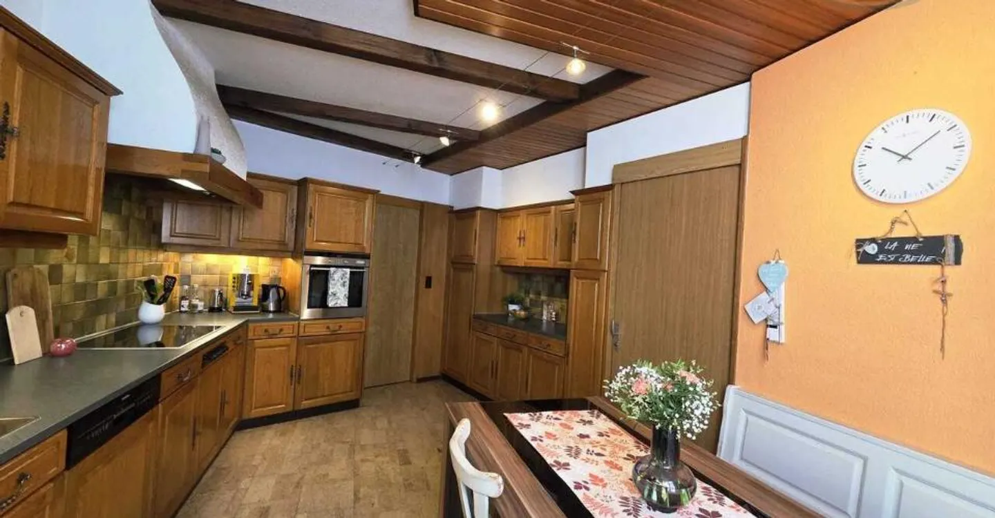 Building with a large apartment, laboratory, and housing - Photo 10 of 11