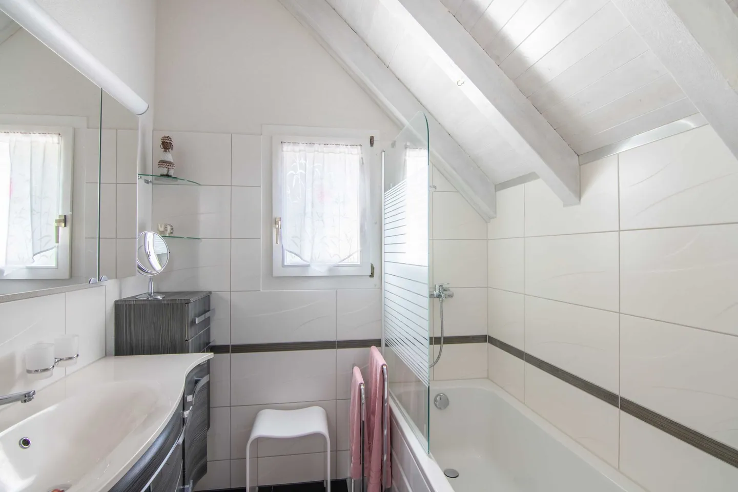 Casa familiare bifamiliare di 5,5 stanze molto ben tenuta con un giardino da sogno, vista panoramica e spazio per tutta la famiglia! - Foto 6 di 11