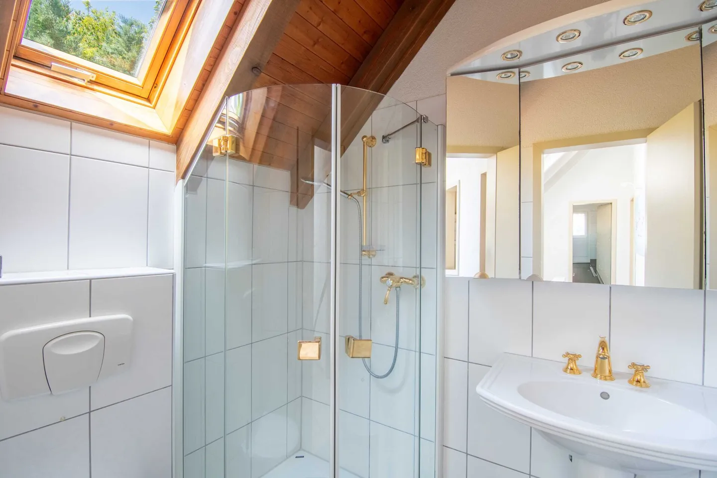 Casa familiare bifamiliare di 5,5 stanze molto ben tenuta con un giardino da sogno, vista panoramica e spazio per tutta la famiglia! - Foto 7 di 11