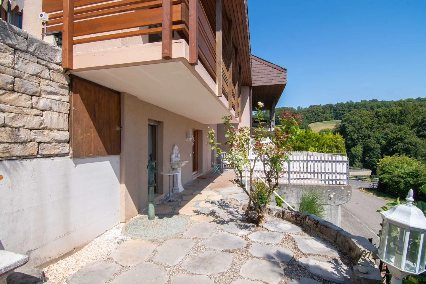 Casa familiare bifamiliare di 5,5 stanze molto ben tenuta con un giardino da sogno, vista panoramica e spazio per tutta la famiglia! - Foto 8 di 11
