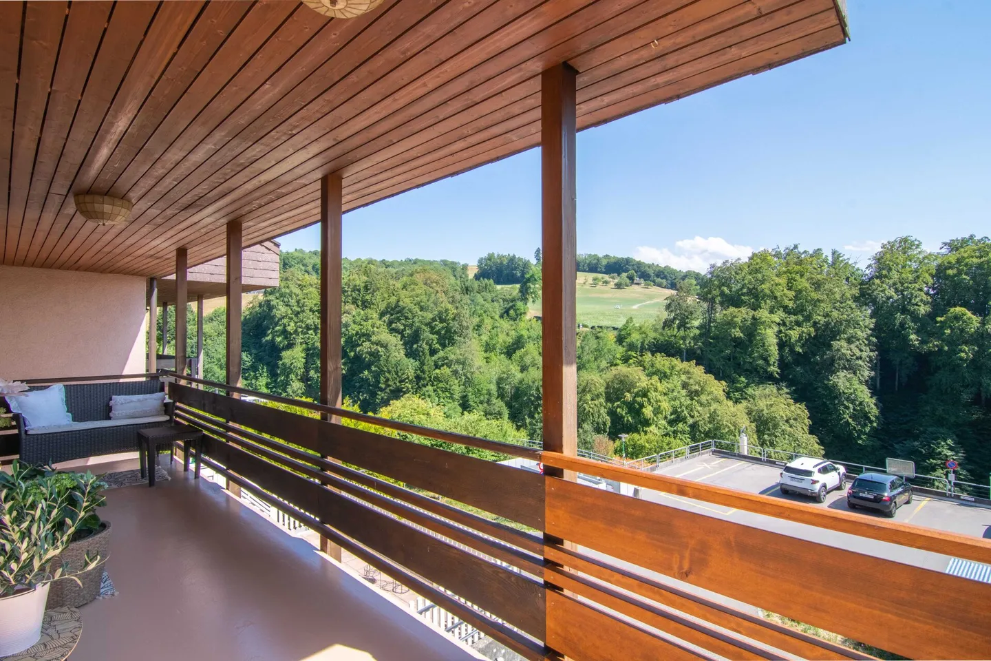 Casa familiare bifamiliare di 5,5 stanze molto ben tenuta con un giardino da sogno, vista panoramica e spazio per tutta la famiglia! - Foto 9 di 11