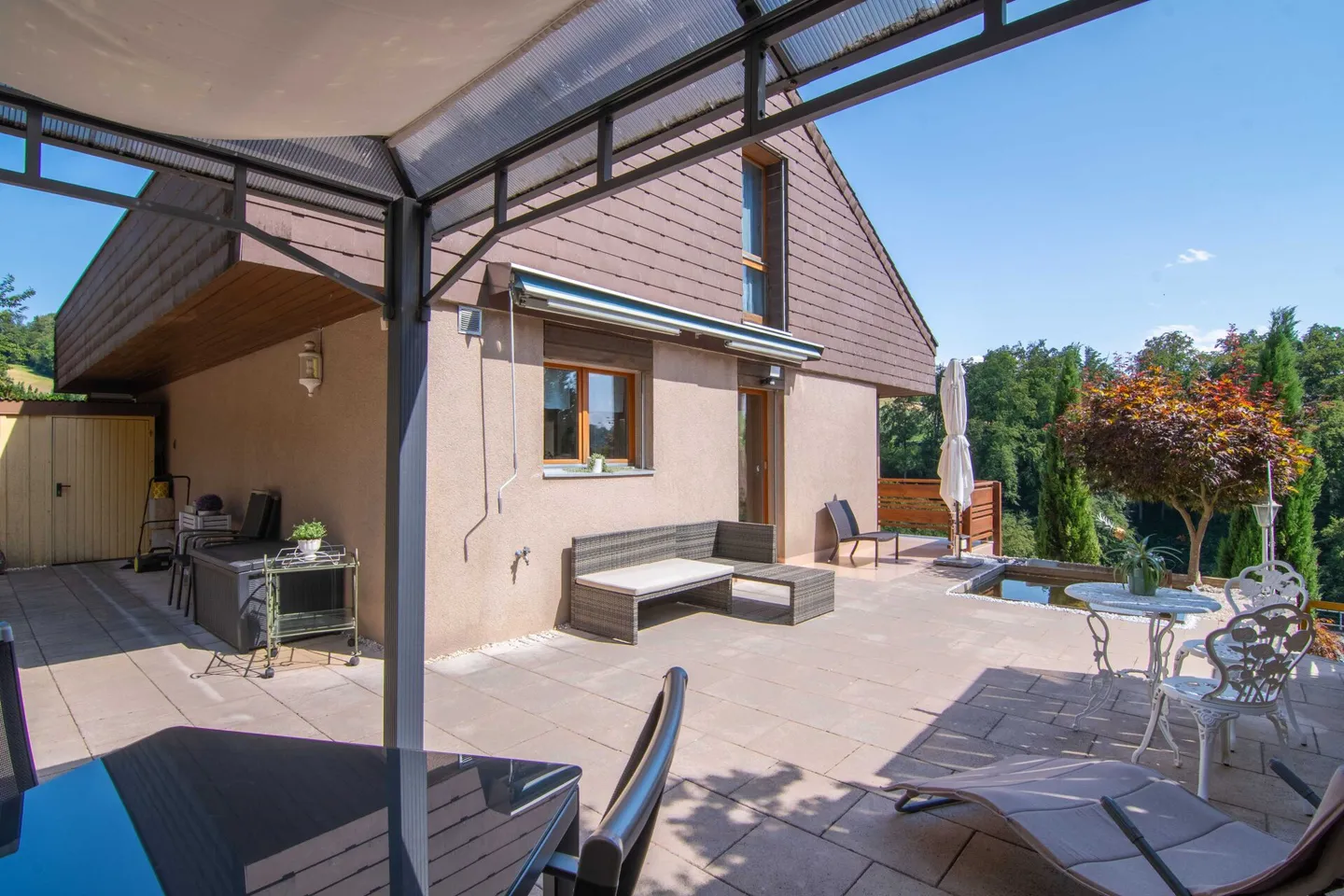 Casa familiare bifamiliare di 5,5 stanze molto ben tenuta con un giardino da sogno, vista panoramica e spazio per tutta la famiglia! - Foto 10 di 11