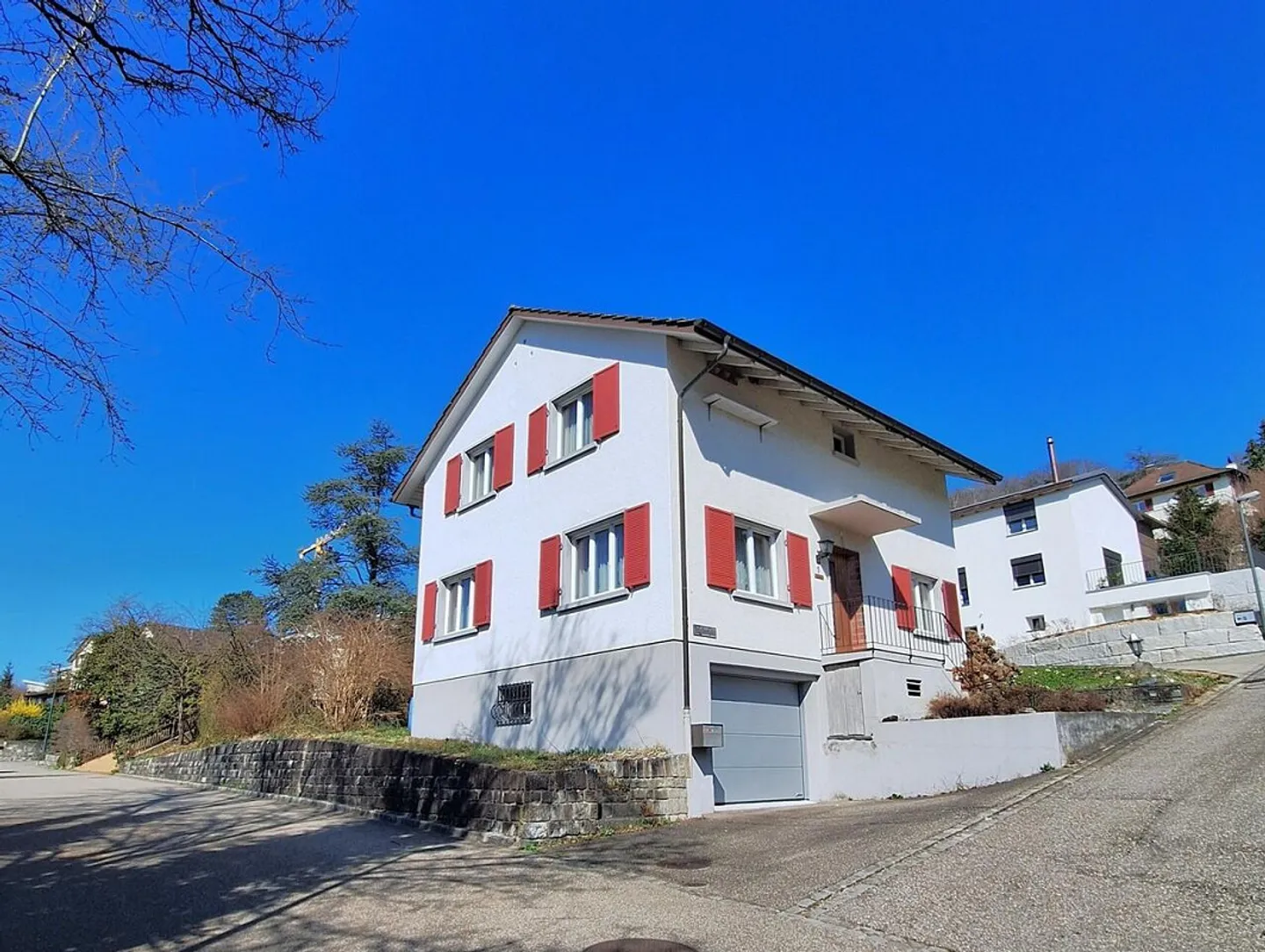 Casa unifamiliare con giardino a bassa manutenzione in una posizione soleggiata e tranquilla - Foto 1 di 14