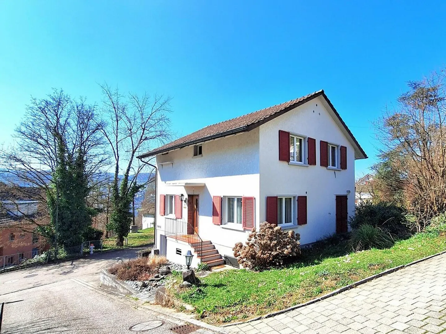 Casa unifamiliare con giardino a bassa manutenzione in una posizione soleggiata e tranquilla - Foto 3 di 14