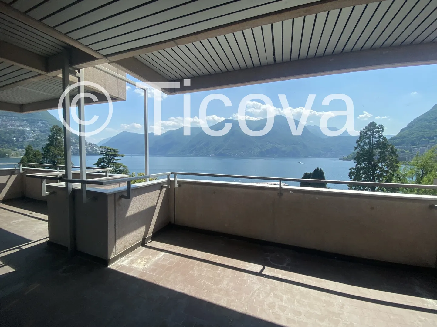 Luxury Apartment with Lake View - Photo 2 of 3