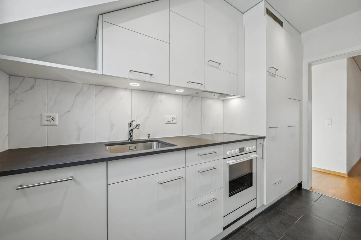 Charmante, nouvellement rénové appartement 2.5 pièces - Photo 1 sur 11