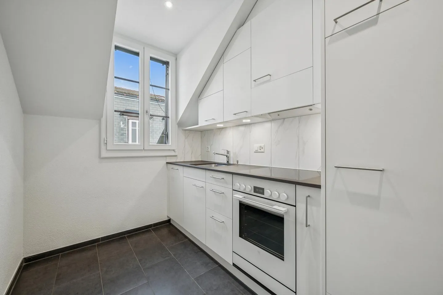 Charmante, nouvellement rénové appartement 2.5 pièces - Photo 2 sur 11