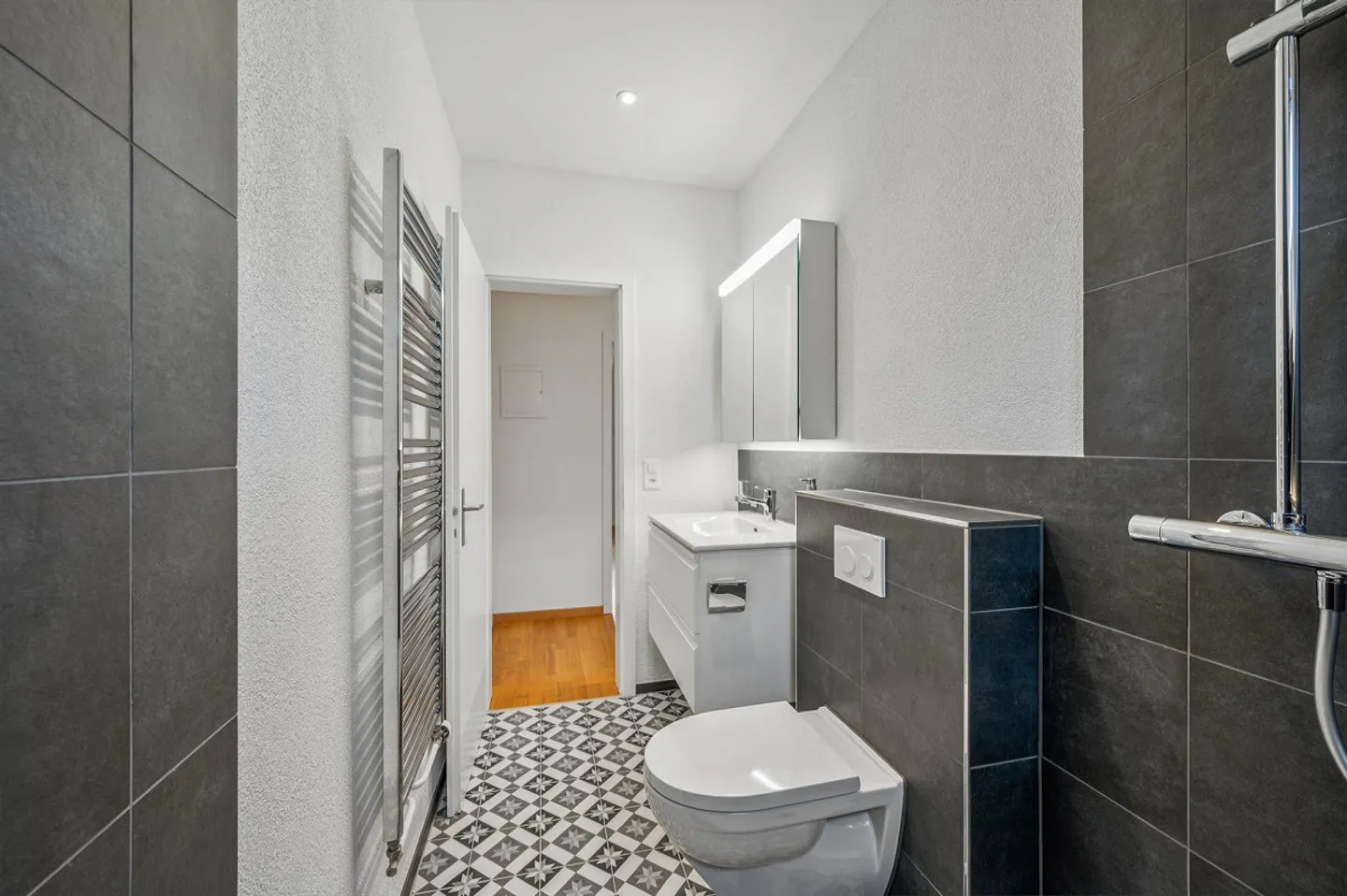 Charmante, nouvellement rénové appartement 2.5 pièces - Photo 6 sur 11