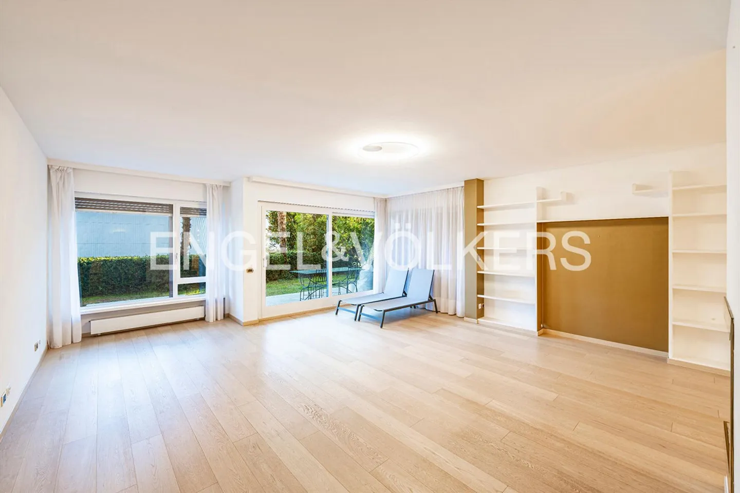 Beautiful apartment with garden and lake view - Photo 6 of 13