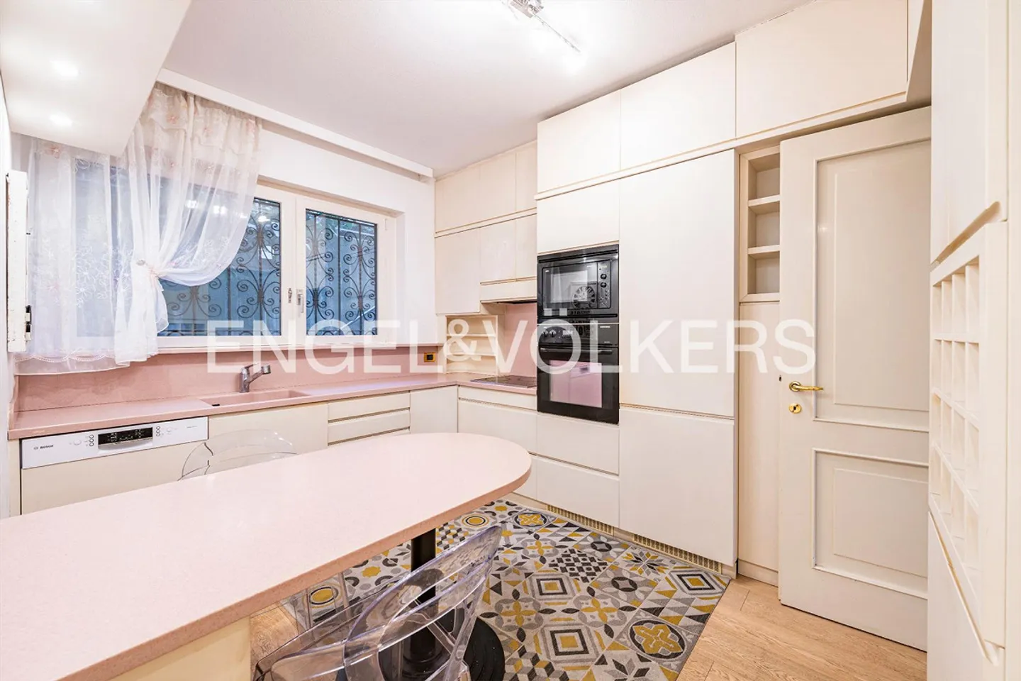 Beautiful apartment with garden and lake view - Photo 8 of 13