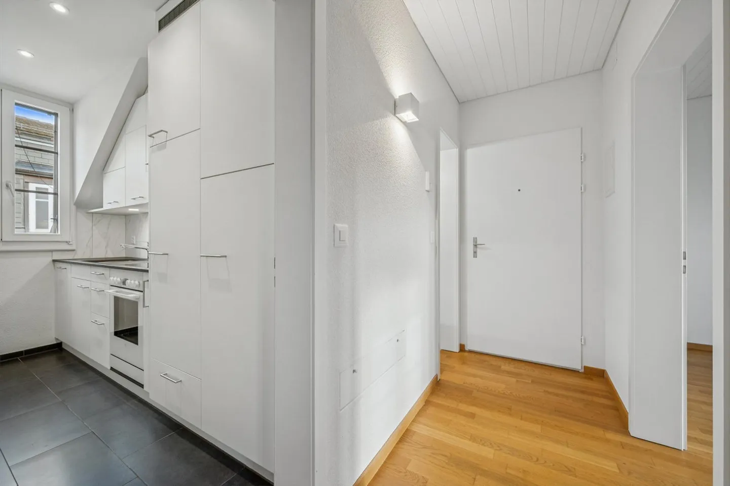 Charmante, nouvellement rénové appartement 2.5 pièces - Photo 3 sur 11